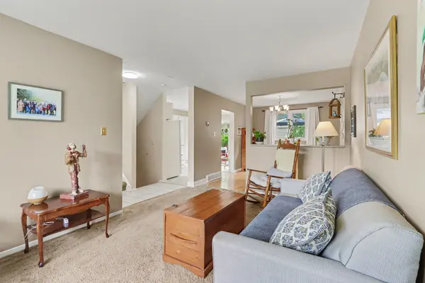 95 Seabrooke DR, Kanata, ON K2L 2H9
