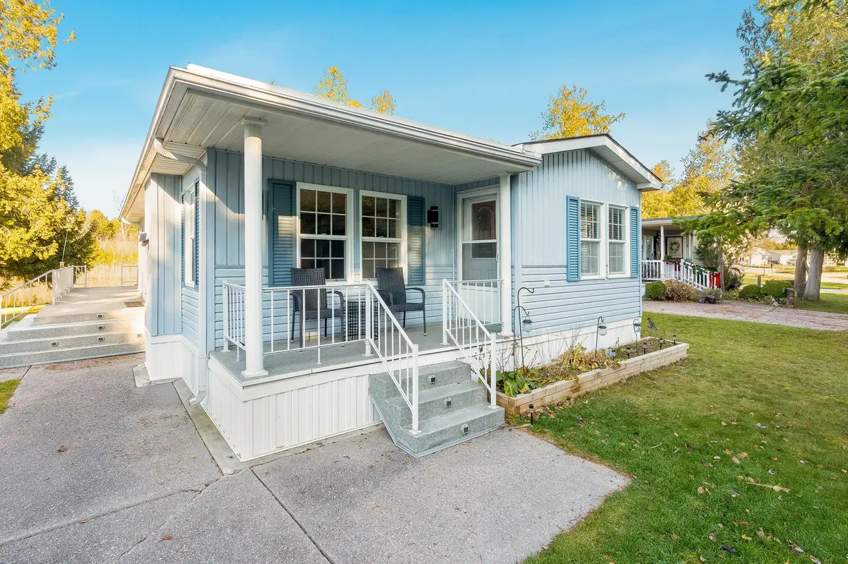 3 St James PL, Wasaga Beach, ON L9Z 3A8