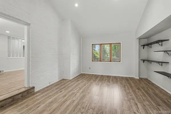 2360 Pineview, West Bloomfield Charter Township, MI 48324