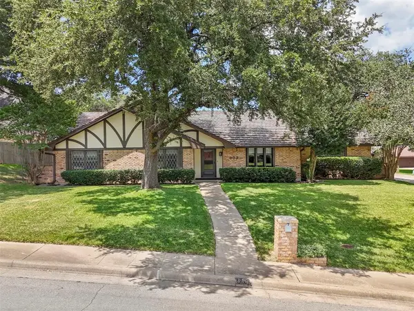 903 Green Rock Drive, Duncanville, TX 75137