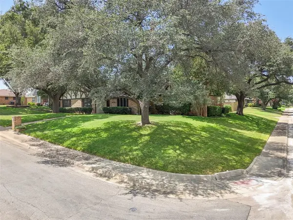 903 Green Rock Drive, Duncanville, TX 75137