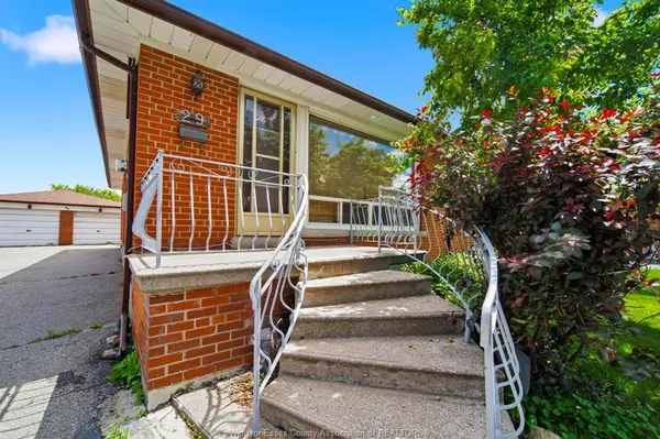 29 FERNANDO, Toronto, ON M9M 2P7