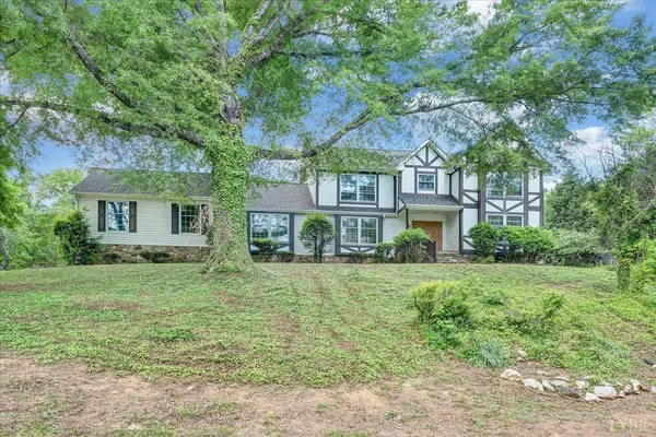 802 SW Oakwood DR, Roanoke, VA 24015