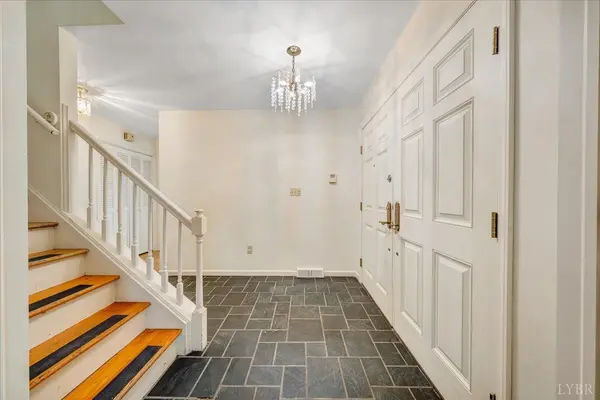 802 SW Oakwood DR, Roanoke, VA 24015