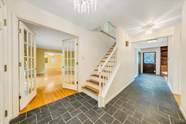 802 SW Oakwood DR, Roanoke, VA 24015