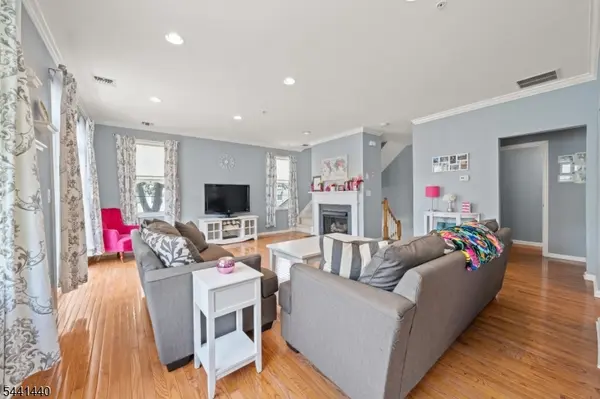 177 Winchester Ct, Clifton City, NJ 07013