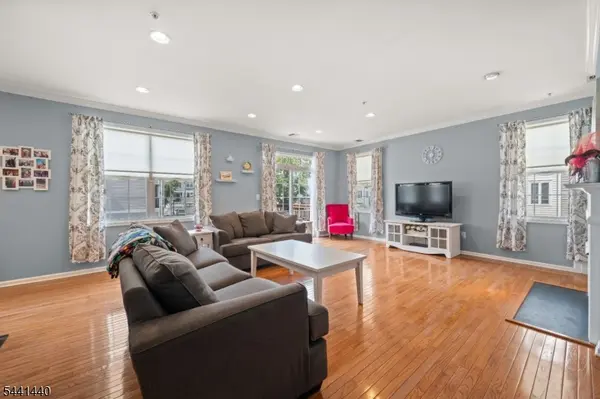 177 Winchester Ct, Clifton City, NJ 07013