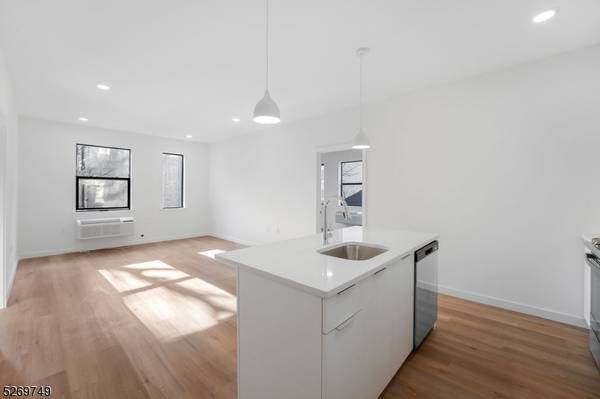 25 Freeway Dr #203, East Orange City, NJ 07018