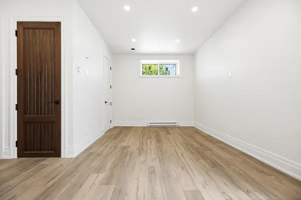 108 Enderby RD #5, Toronto E02, ON M4E 2S5