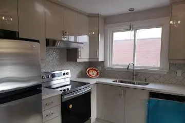 40 Byng AVE #Upper, Oshawa, ON L1G 3N1