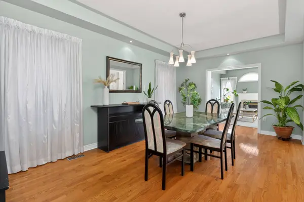 335 Bathurst Glen DR, Vaughan, ON L4J 9A3