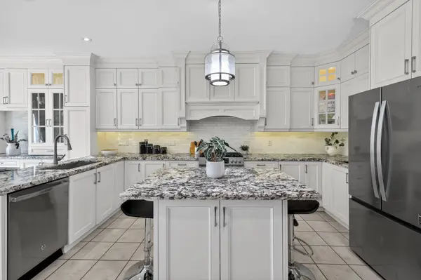 335 Bathurst Glen DR, Vaughan, ON L4J 9A3