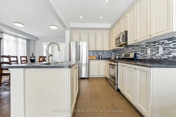 634 Sweetwater CRES, Newmarket, ON L3X 0H5