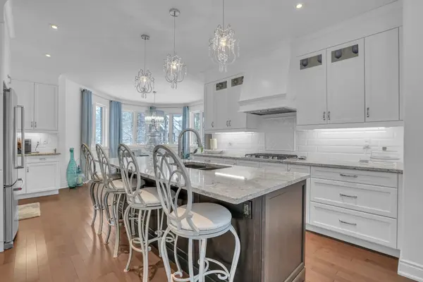 2 Sycamore CIR, Springwater, ON L0L 2K0