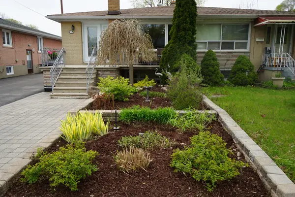 4 Cameo CRES, Toronto W03, ON M6N 2K5