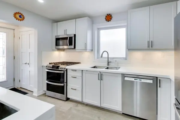 4 Cameo CRES, Toronto W03, ON M6N 2K5