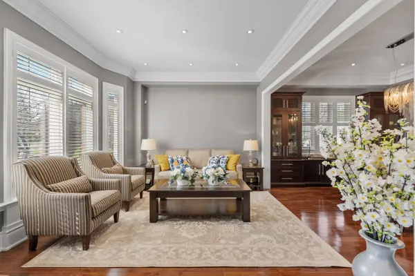 9 Cheshire DR, Toronto W08, ON M9B 2N7