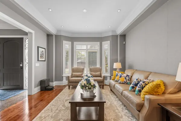 9 Cheshire DR, Toronto W08, ON M9B 2N7