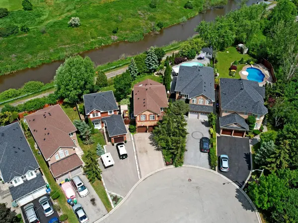 1169 Barnswallow CT, Mississauga, ON L5V 2J6