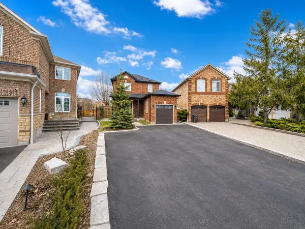 1169 Barnswallow CT, Mississauga, ON L5V 2J6