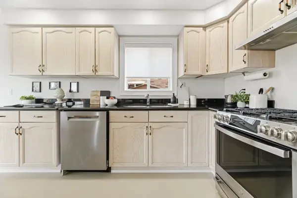 1169 Barnswallow CT, Mississauga, ON L5V 2J6