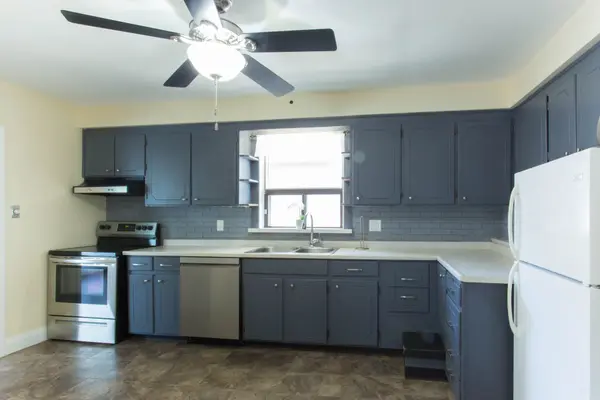 30 Northampton DR, Toronto W08, ON M9B 4S6