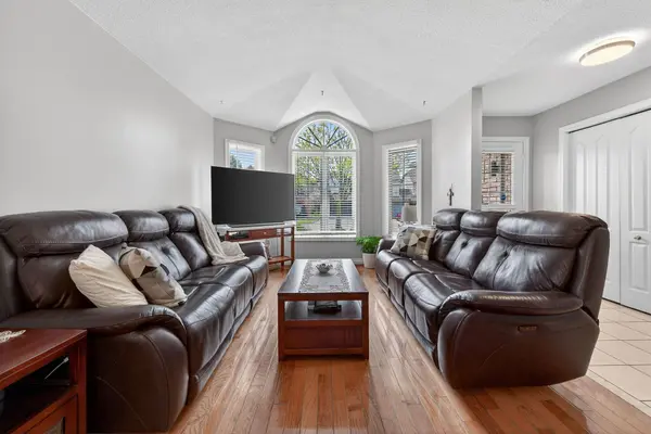 6 Glenhollow DR, Hamilton, ON L8J 3R7