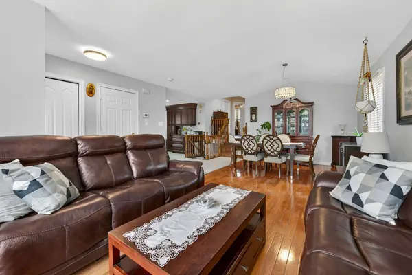 6 Glenhollow DR, Hamilton, ON L8J 3R7