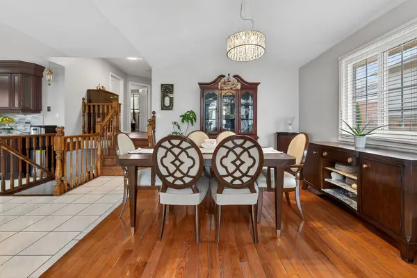 6 Glenhollow DR, Hamilton, ON L8J 3R7