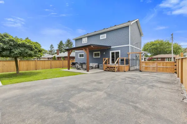 19 Bosnich AVE, Welland, ON L3C 2W6