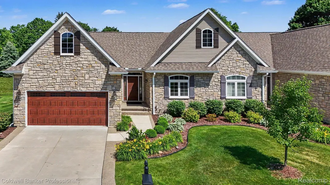 56 Fox Hollow DR, Lapeer, MI 48455