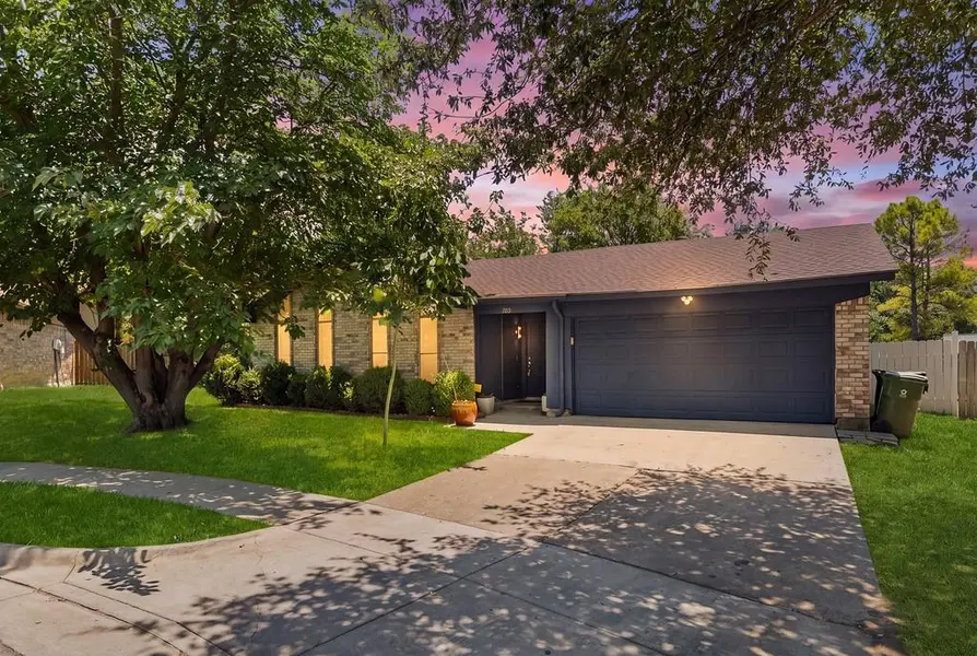 202 Fleetwood Court, Arlington, TX 76014