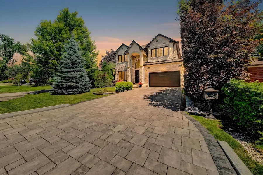 484 Avonwood DR, Mississauga, ON L5G 1Y9