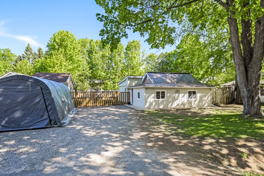 550 PINEDALE RD, Gravenhurst, ON P1P 1M1