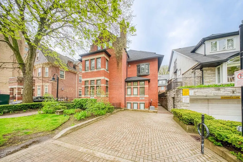 228 St. George ST #TH 15, Toronto C02, ON M5R 2N5