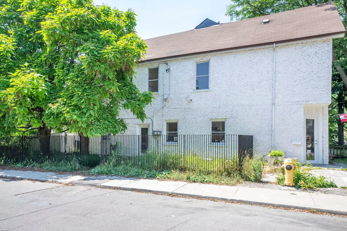 98 Beaconsfield AVE #upper, Toronto C01, ON M6J 3J3