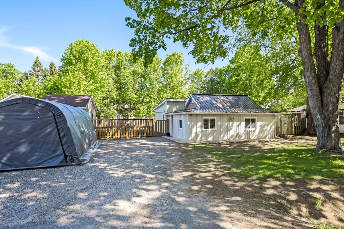 550 PINEDALE RD, Gravenhurst, ON P1P 1M1