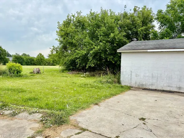 4469 S Saginaw ST, Burton, MI 48529