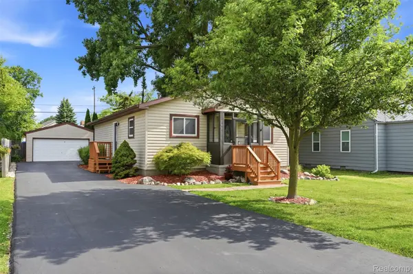 2830 Schroeder BLVD, Keego Harbor, MI 48320
