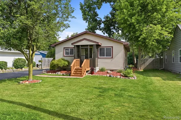 2830 Schroeder BLVD, Keego Harbor, MI 48320