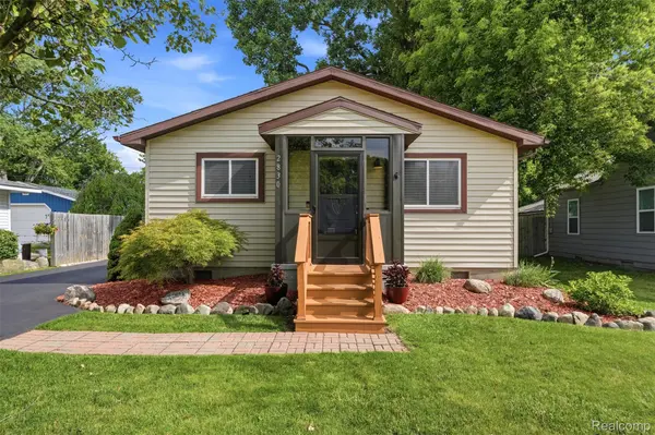 2830 Schroeder BLVD, Keego Harbor, MI 48320