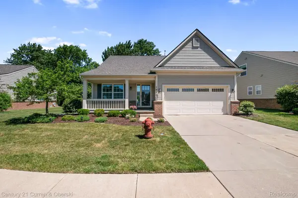1086 Paddock DR, South Lyon, MI 48178