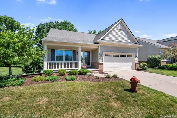 1086 Paddock DR, South Lyon, MI 48178