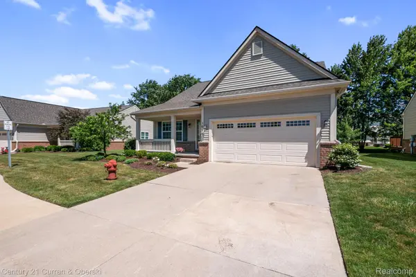 1086 Paddock DR, South Lyon, MI 48178