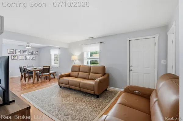 29801 Gloria ST, St. Clair Shores, MI 48082