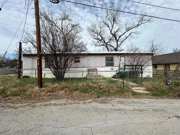 607 W Highland Avenue, Comanche, TX 76442