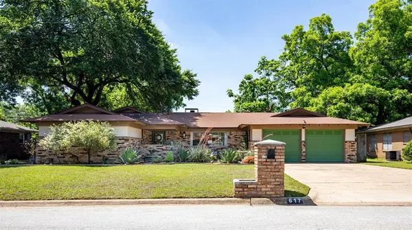617 Woodside Drive, Hurst, TX 76053