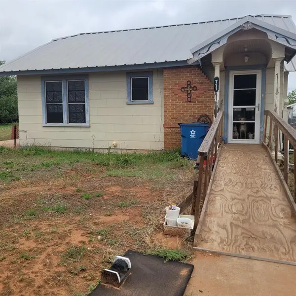 711 E Oklahoma Avenue, Sweetwater, TX 79556
