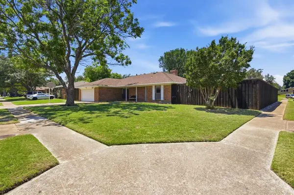1211 Meadowview Drive, Euless, TX 76039