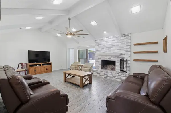 1211 Meadowview Drive, Euless, TX 76039